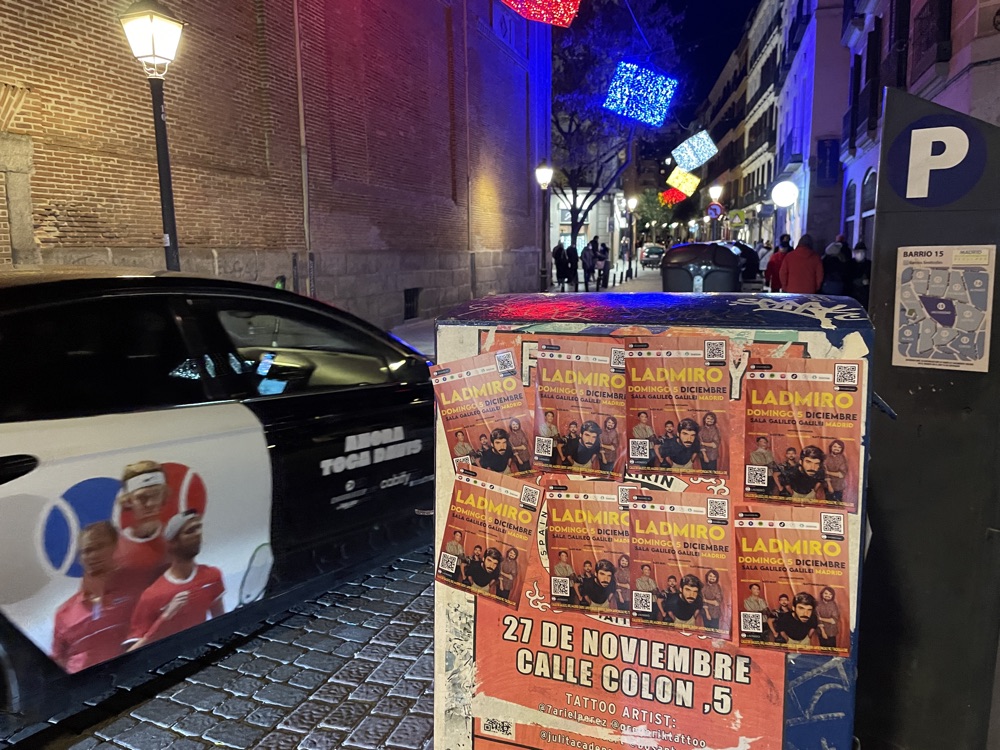 Carteles de Ladmiro pegados en una calle de Madrid