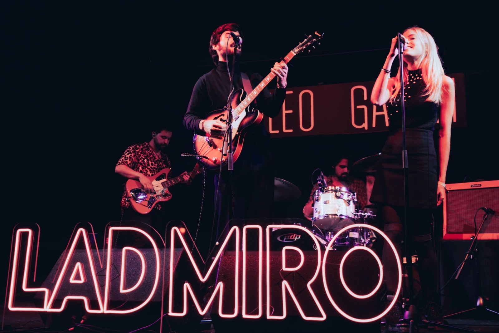 Ladmiro en directo con neón y artista invitada