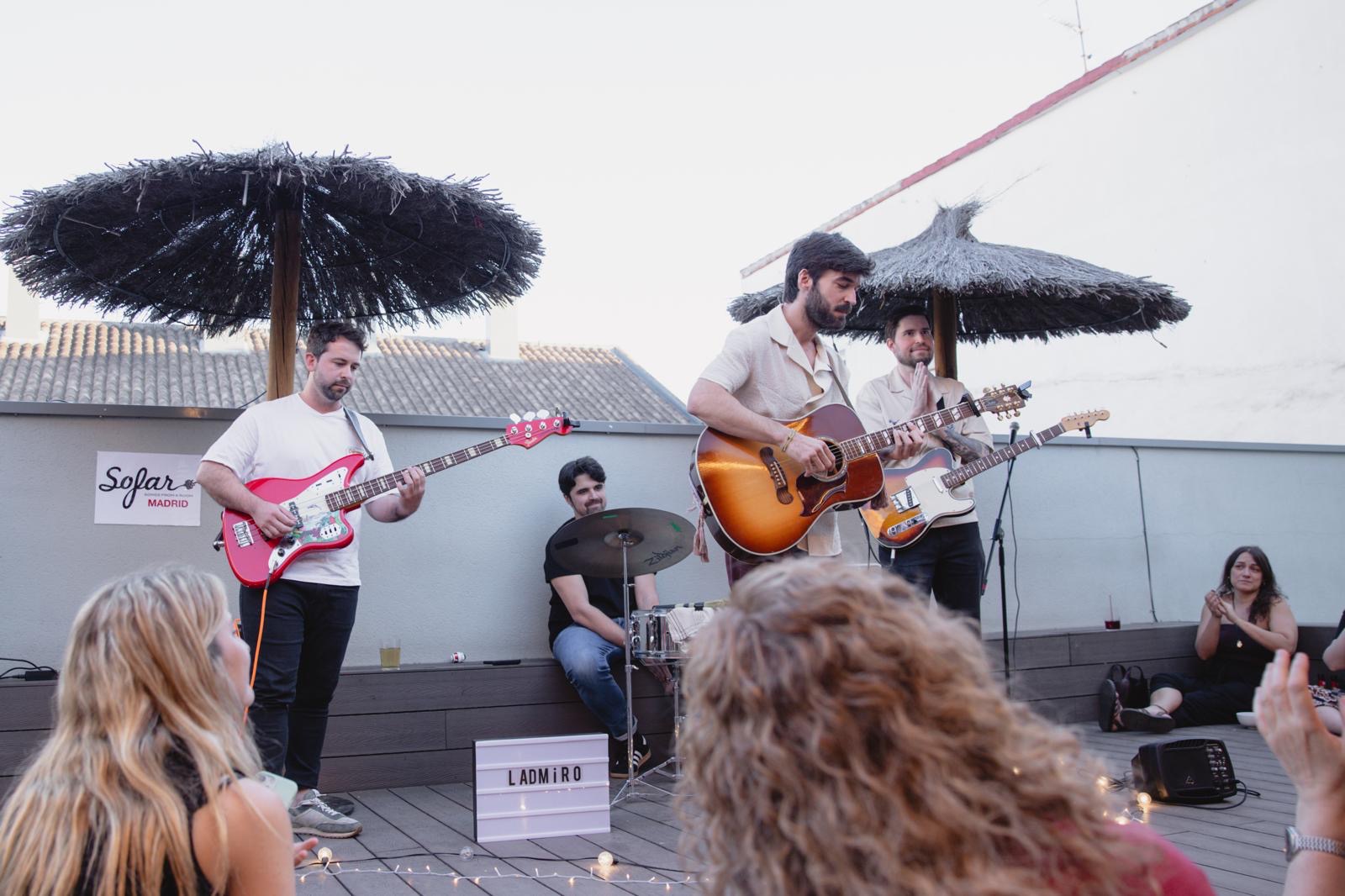 Ladmiro acústico en una azotea de Madrid